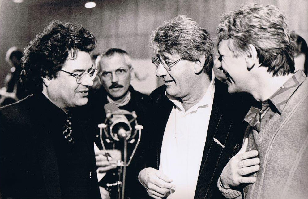 Helmut-Newton-Ausstellung im Rheinischen Landesmuseum Bonn 1987; von links: Klaus Honnef, Helmut Newton, Werner Krüger, Burkhard Maus im Hintergrund (Foto: Walter Müller)