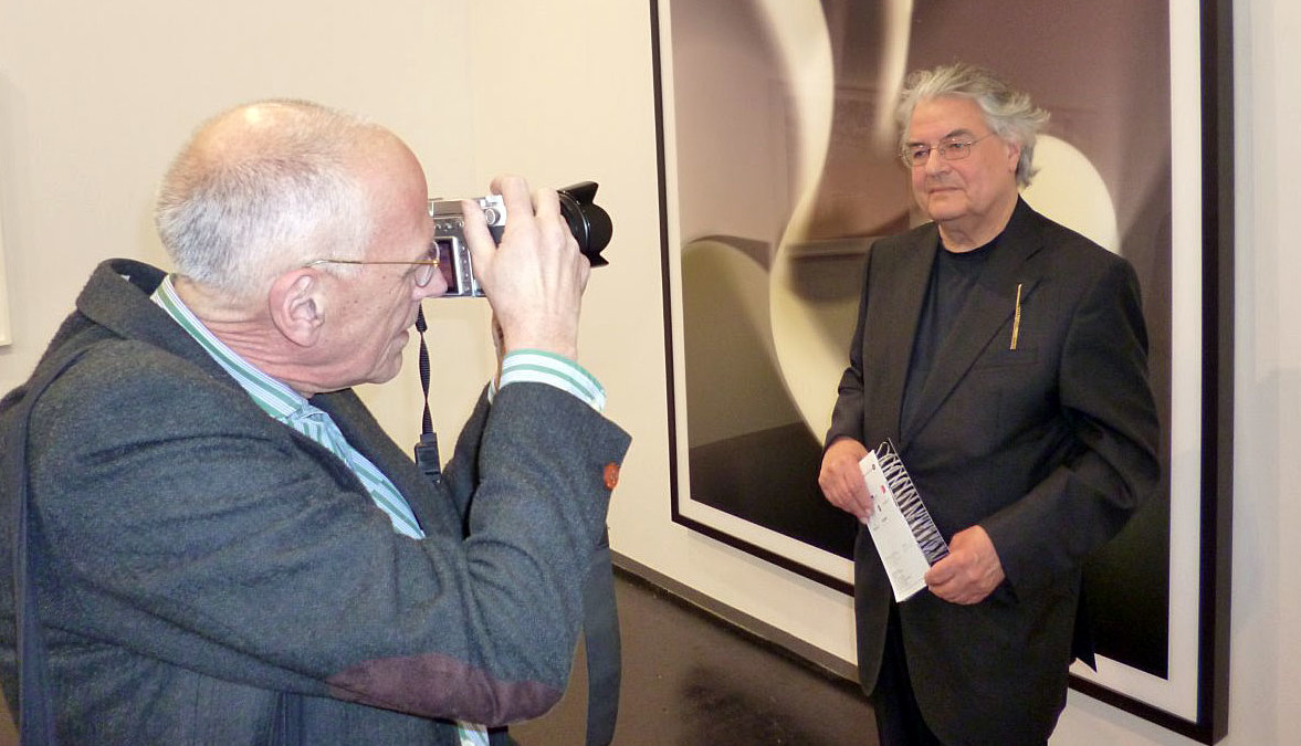 Burkhard Maus fotografiert Klaus Honnef bei der Art Cologne 2013 (Foto: Gabriele Honnef-Harling)